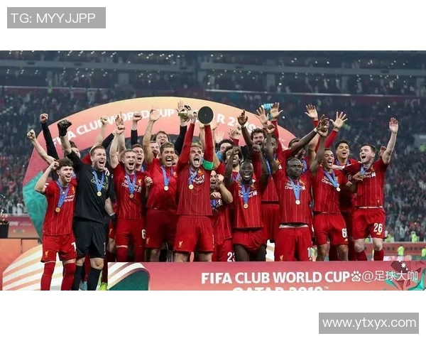 足球明星举旗瞬间展现激情与荣耀的精彩瞬间图片合集